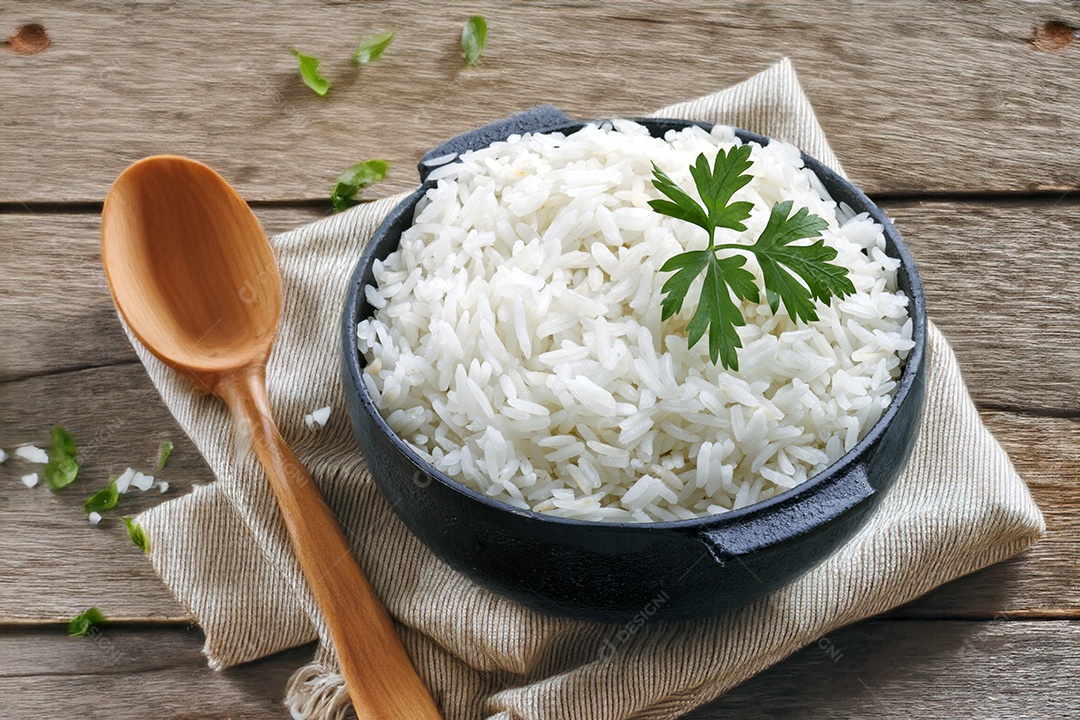 Arroz branco em uma tigela sobre a mesa