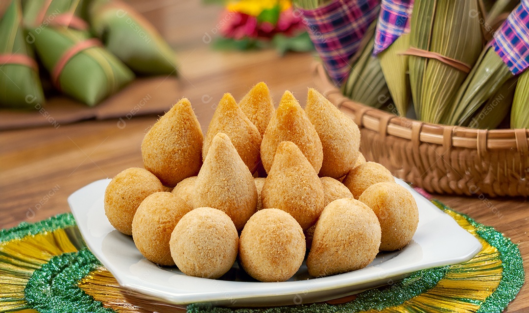 Coxinha de festa junina e pamonha