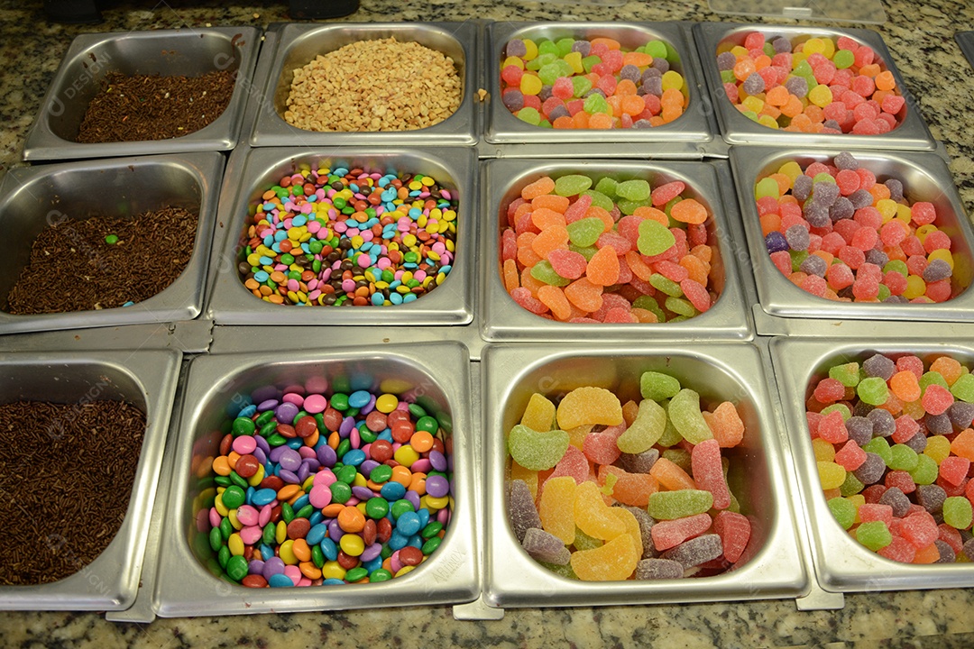 Buffet de guloseimas em uma sorveteria