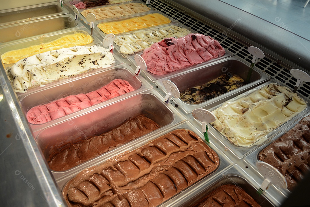 Freezer de uma sorveteria com muitos sabores variados
