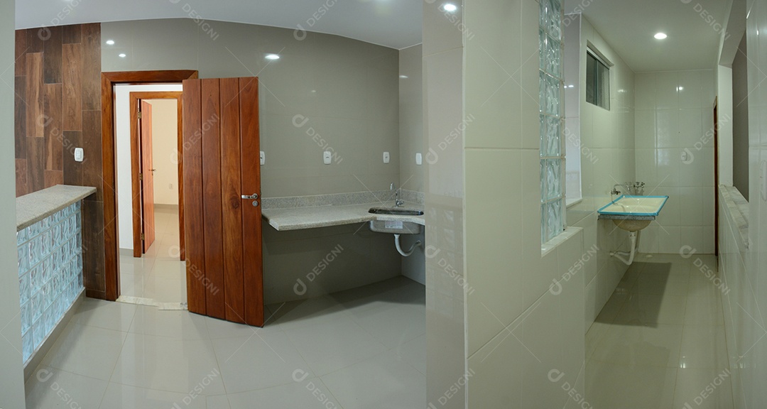 Cozinha com balcão e porta dando acesso a área de serviço