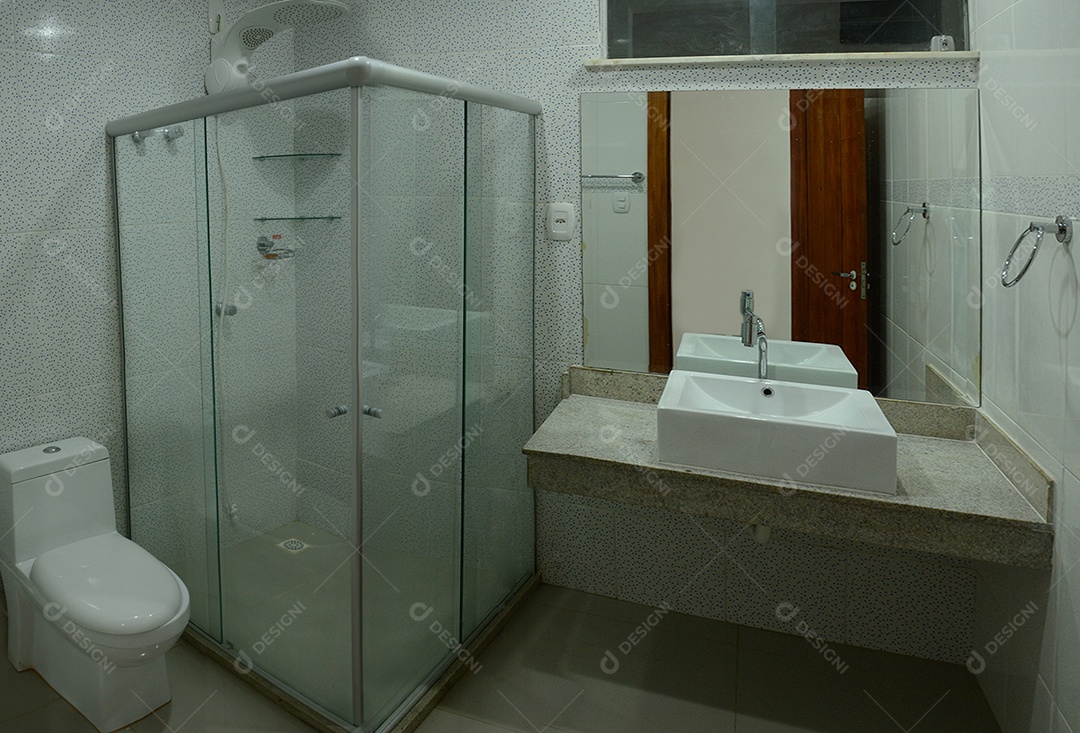 Banheiro com detalhes branco