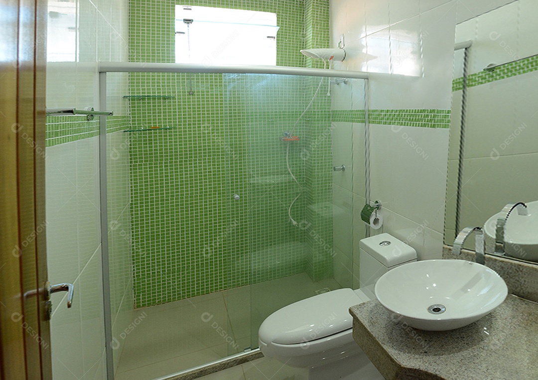 Banheiro com cerâmicas verdes lindo designer