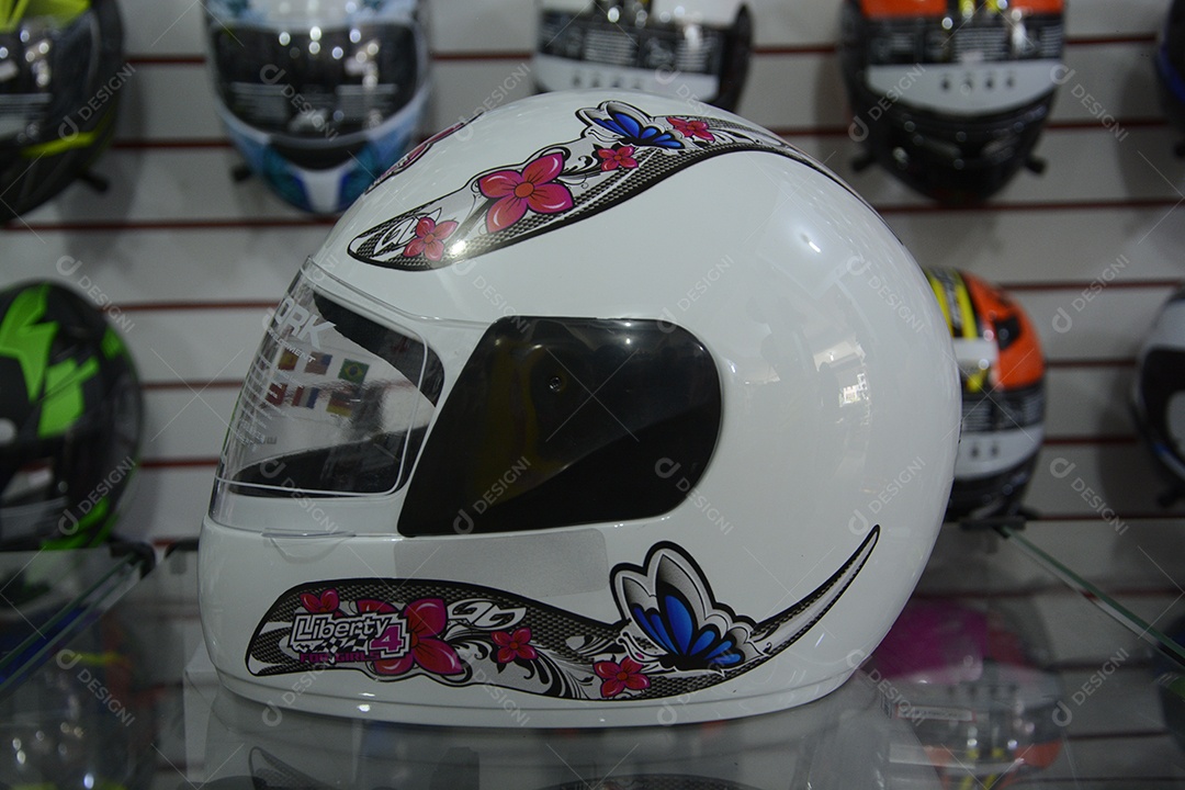 Capacete branco lindo sobre vitrine com fundo de mais capacetes
