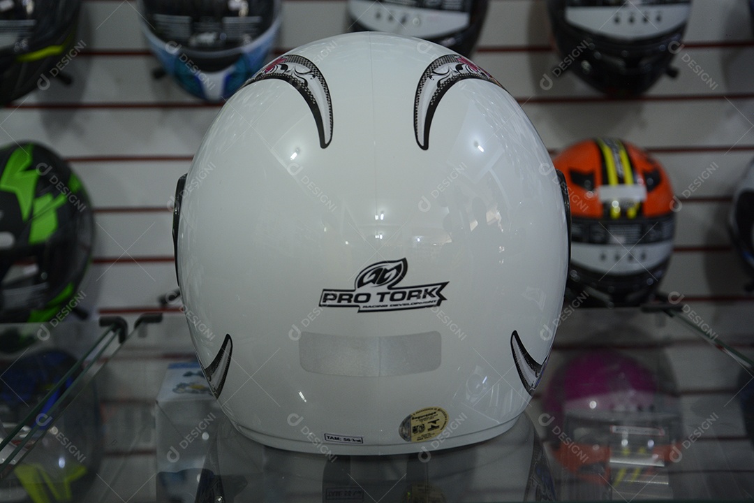 Capacete branco lindo sobre vitrine com fundo de mais capacetes