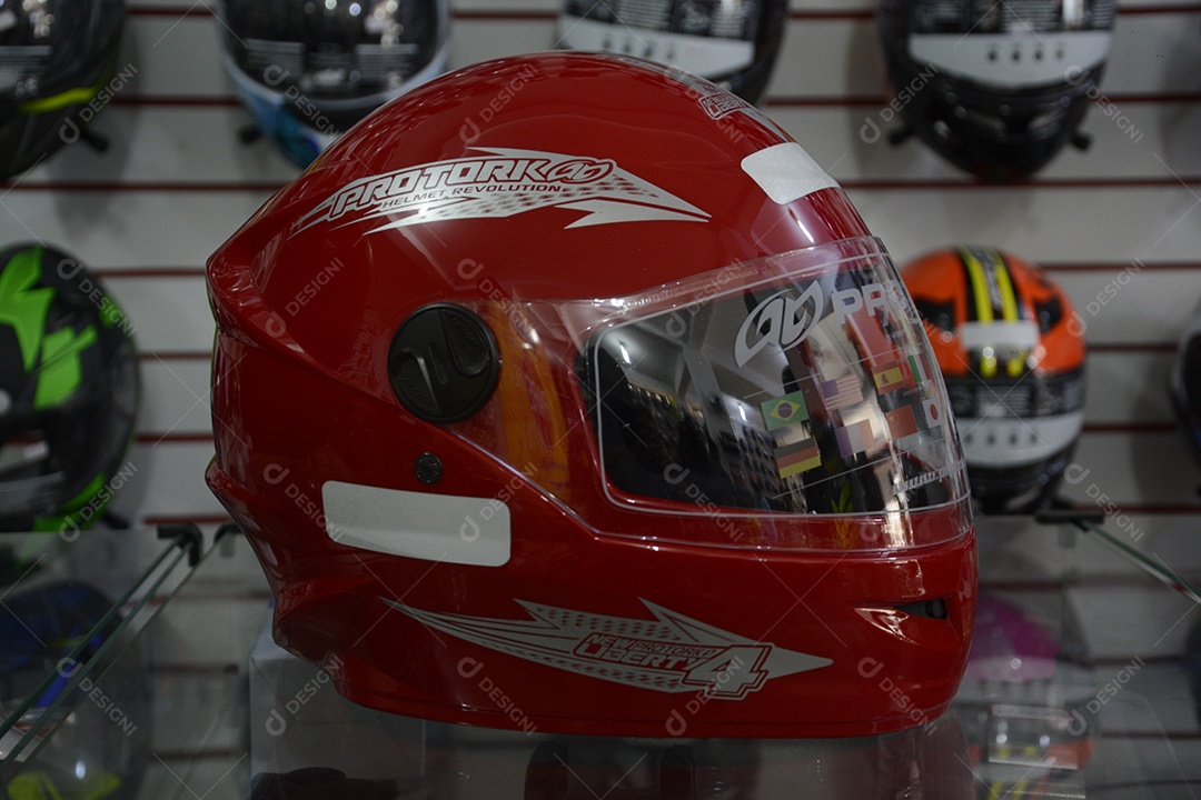 Capacete vermelho sobre uma vitrine de vidro
