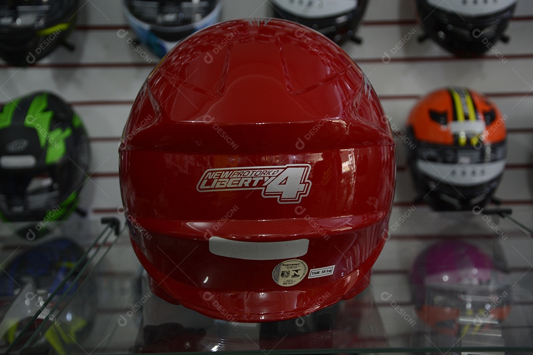 Capacete vermelho sobre uma vitrine de vidro