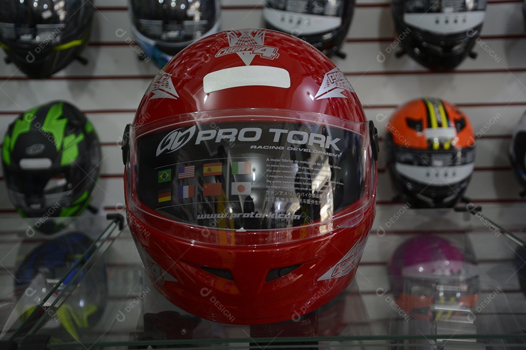 Capacetes sobre uma parede e um vermelho sobre vitrine