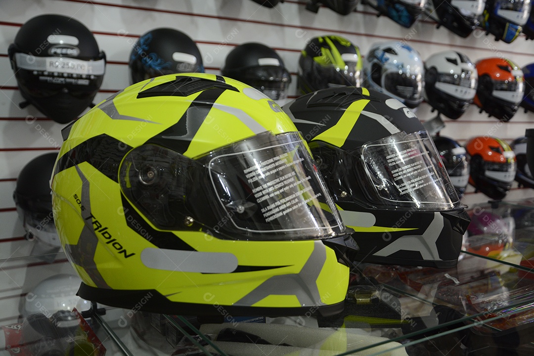 Capacetes sobre uma vitrine de cores amarela e outro preto
