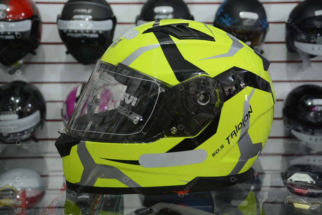 Capacete amarelo com listas cinzas e preta