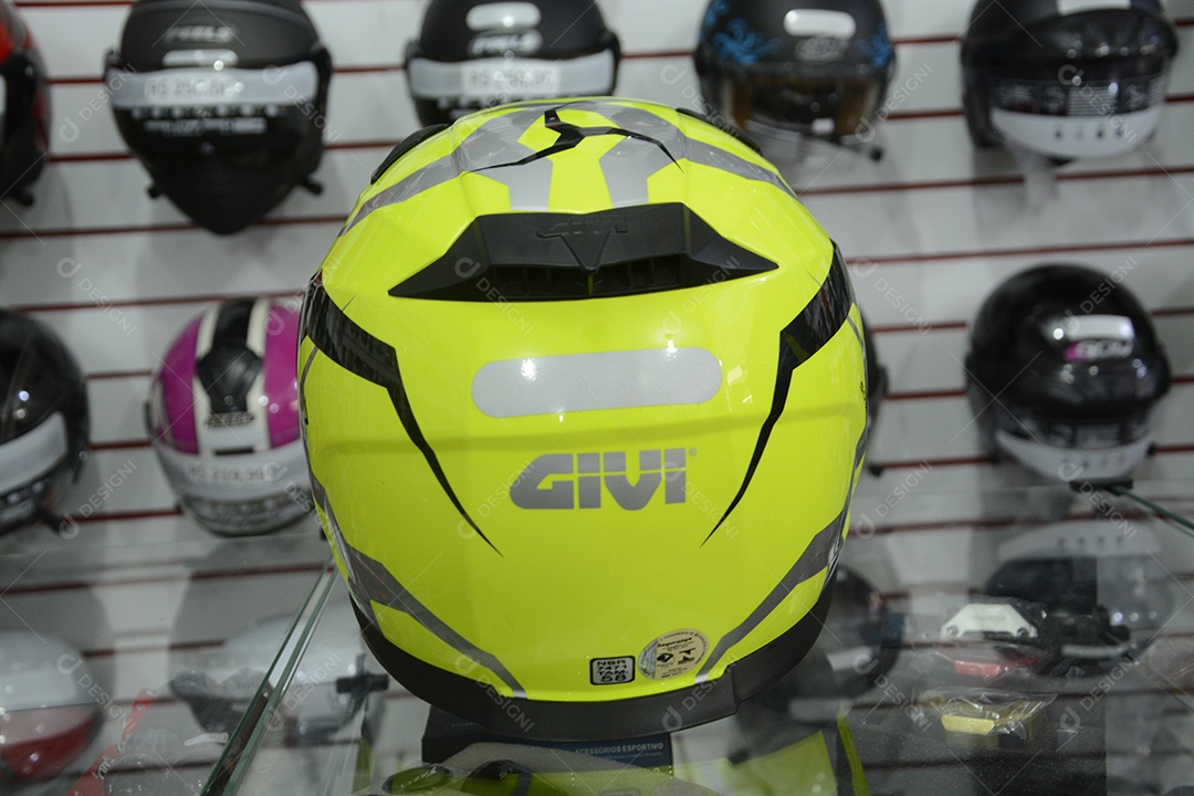 Capacete amarelo com preto encima de uma vitrine