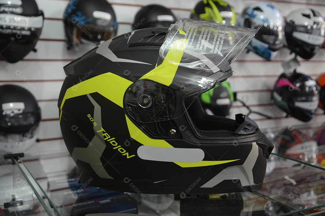 Capacete em vitrine de oficina