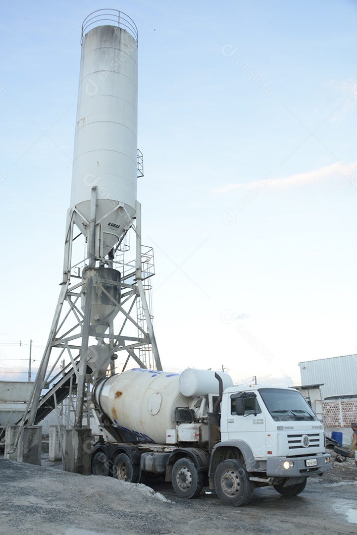 Caminhão betoneira em serviço