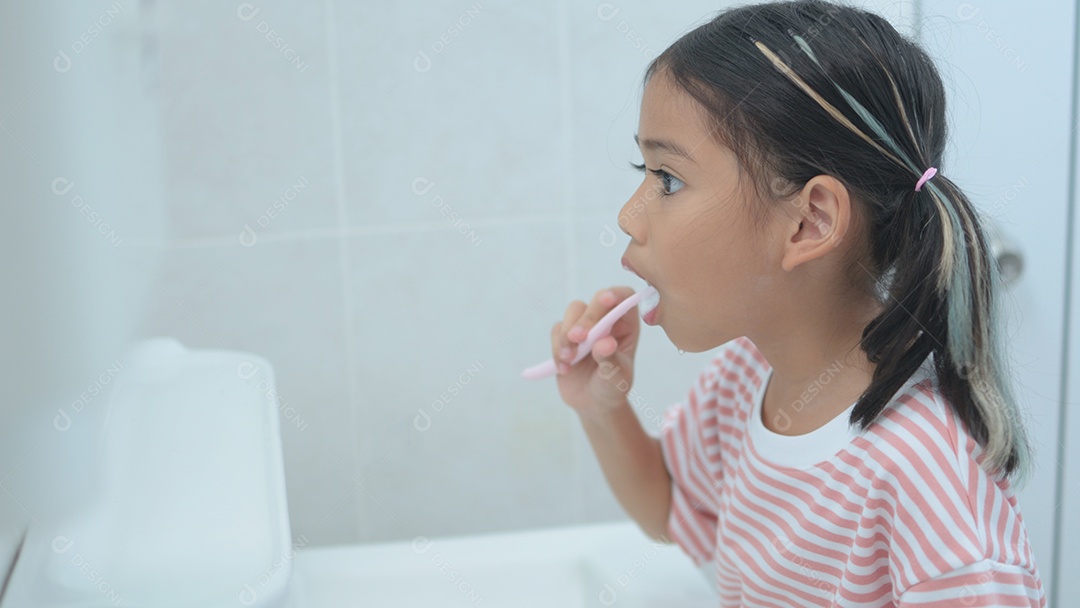 Uma garotinha linda escovando dentes