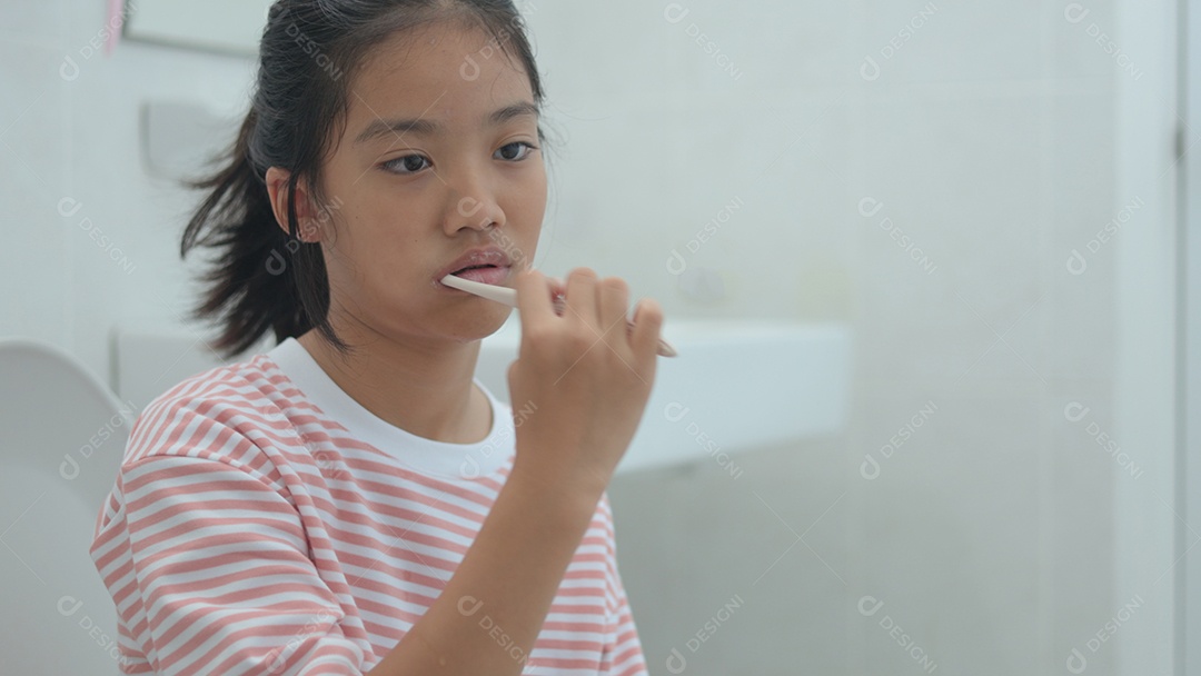 Uma garotinha escovando dentes