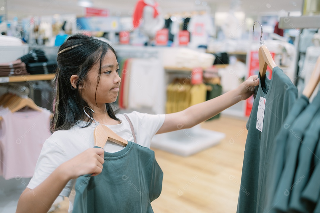 Garota olhando roupas para compras
