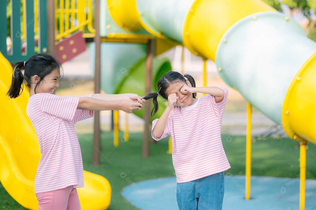 Duas meninas estão brincando em um parque