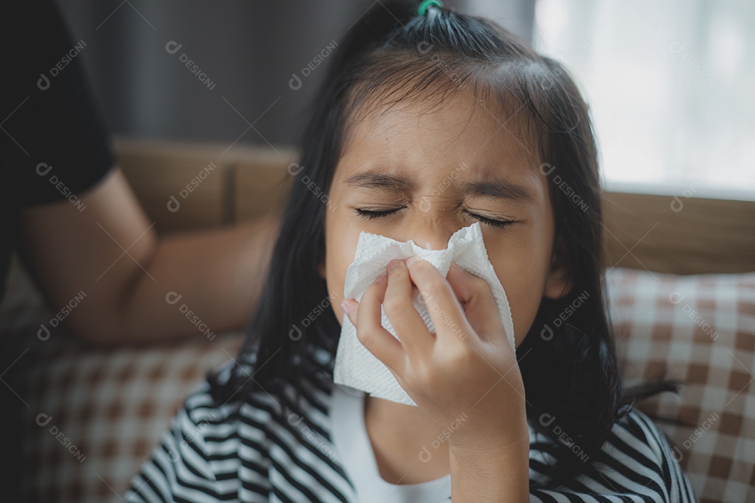 Menina doente assoando nariz