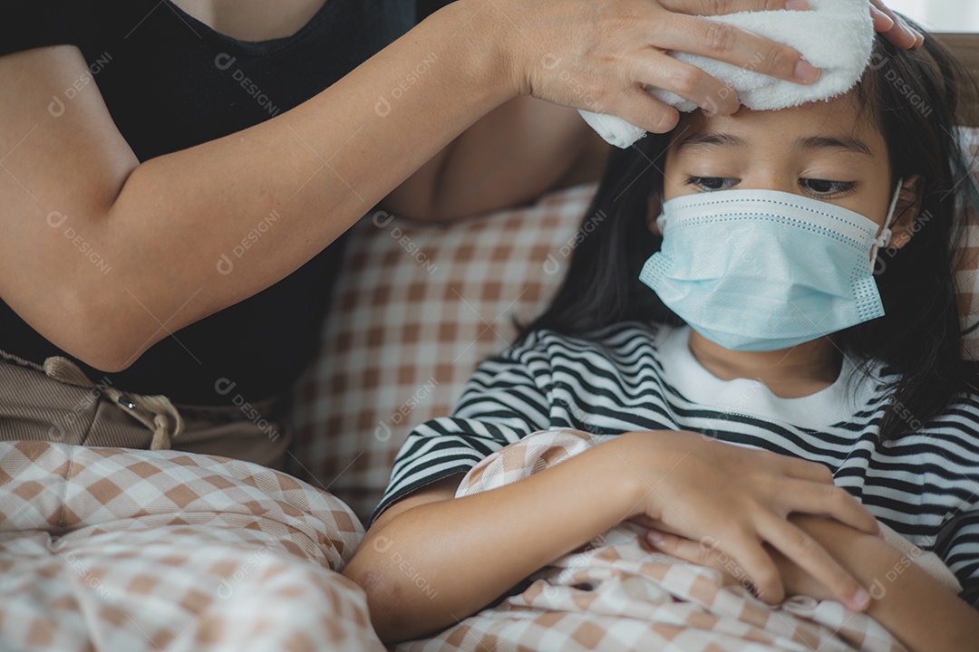 Mãe cuidando da sua filha que está doente