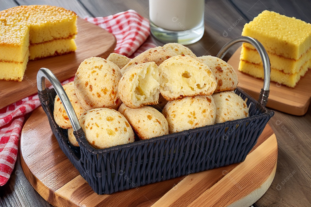 Cesta de pães de queijo e bolos de milho