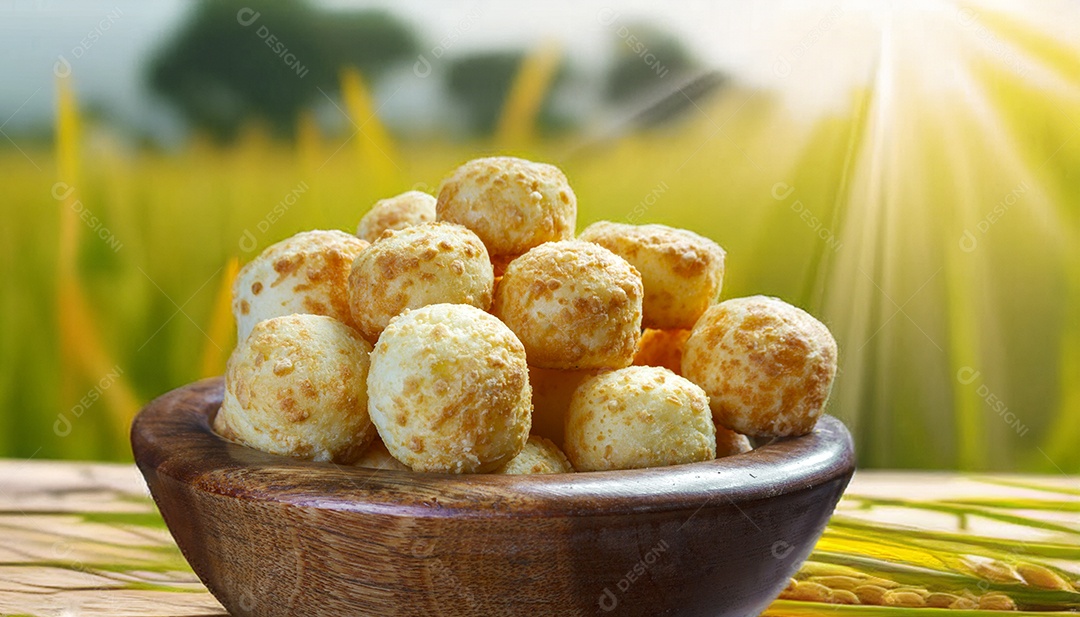 Pão de queijo sobre tábua de madeira
