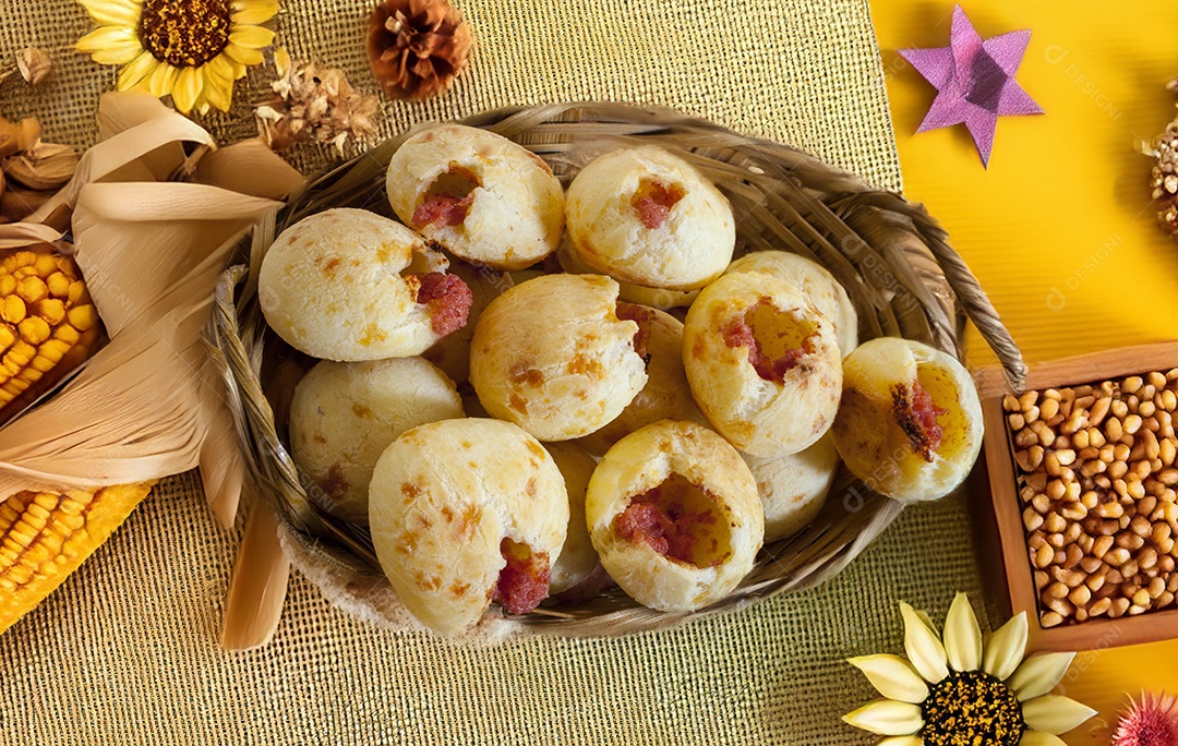 Cesta de pão de queijo com decoração de festa junina