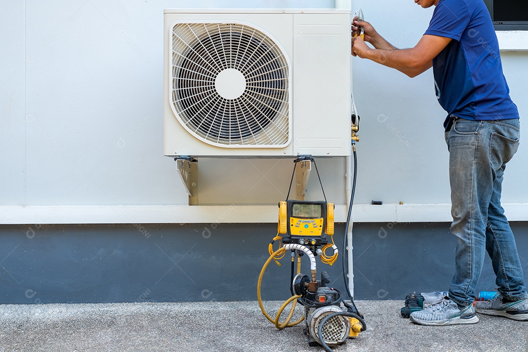 Tecnico dando manutenção em ar condicionado