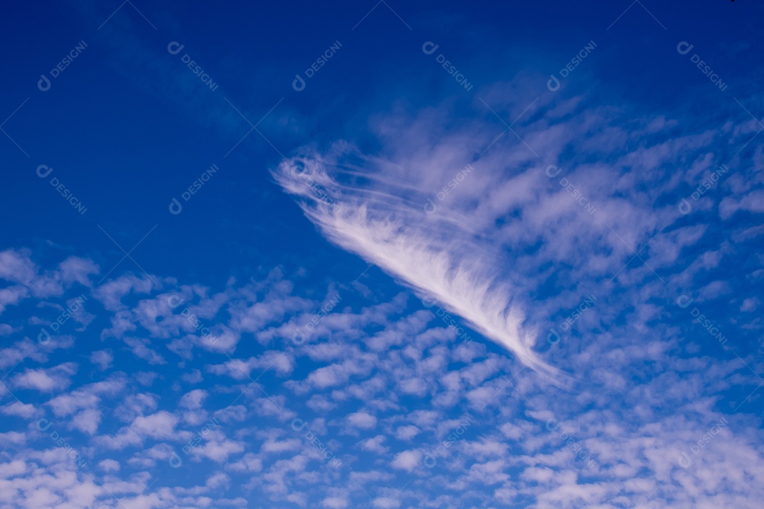 Céu azul com um rastro de nuvens