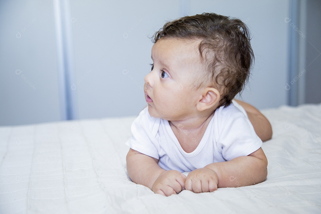 Bebê fofo sobre cama de quarto