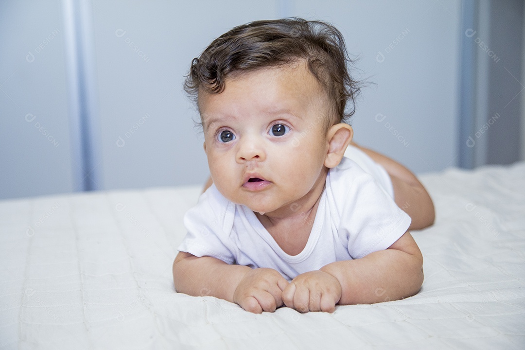 Bebê fofo sobre cama de quarto