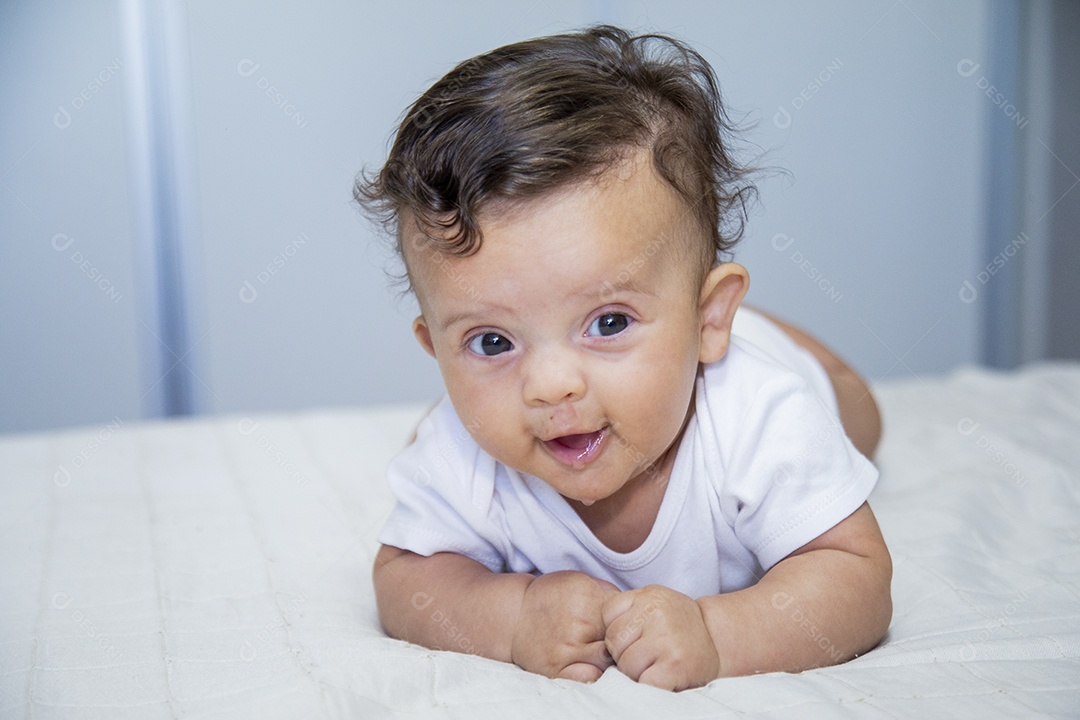 Bebê fofo sobre cama de quarto