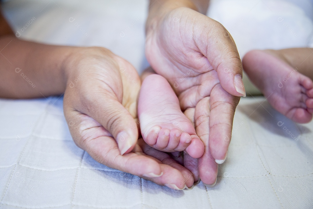 Bebê fofo sobre cama de quarto