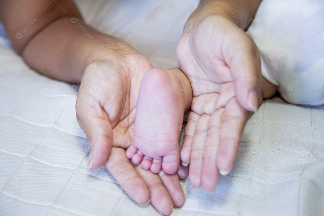Bebê fofo sobre cama de quarto