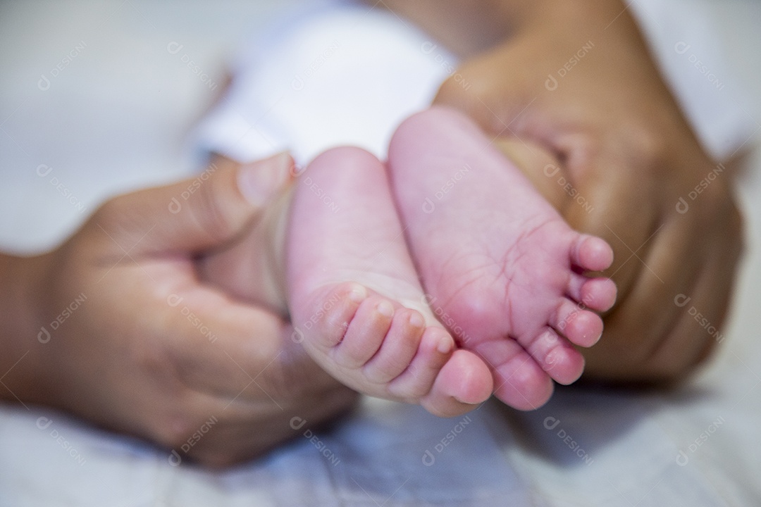 Bebê fofo sobre cama de quarto