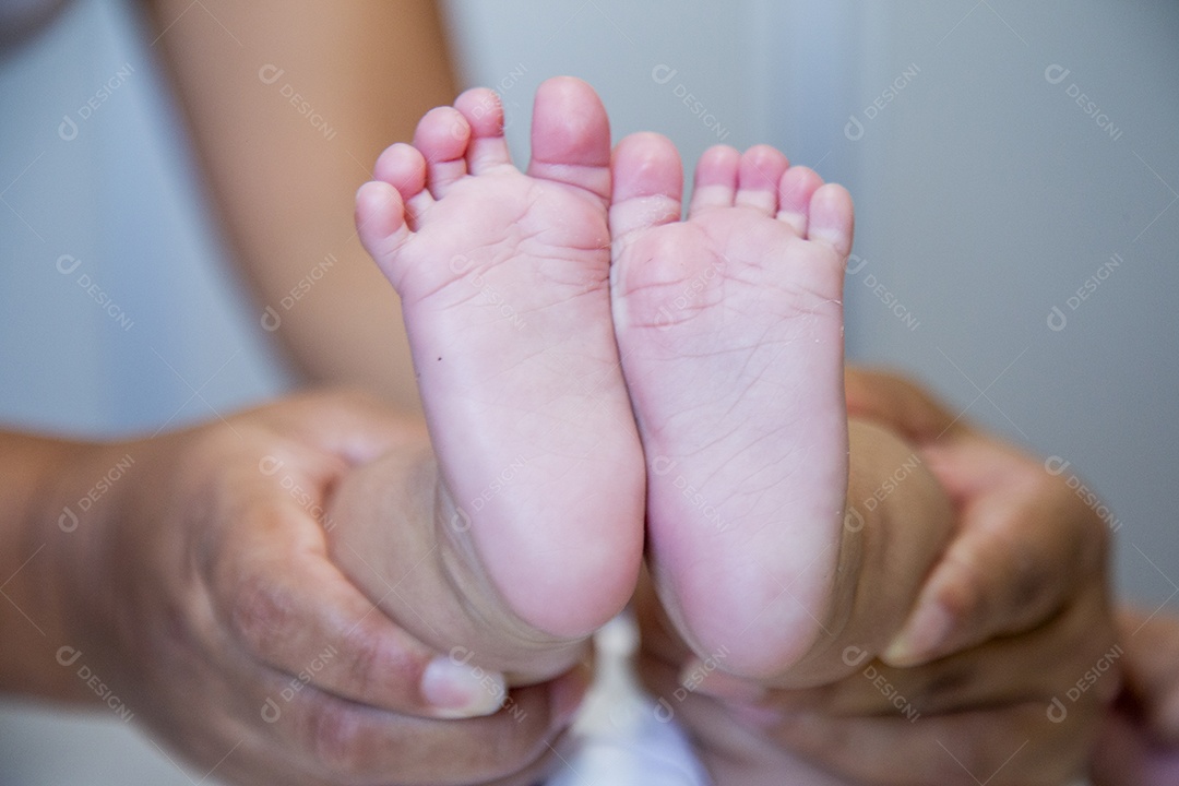 Mãe jovem cuidadando de seu filho sobre quarto