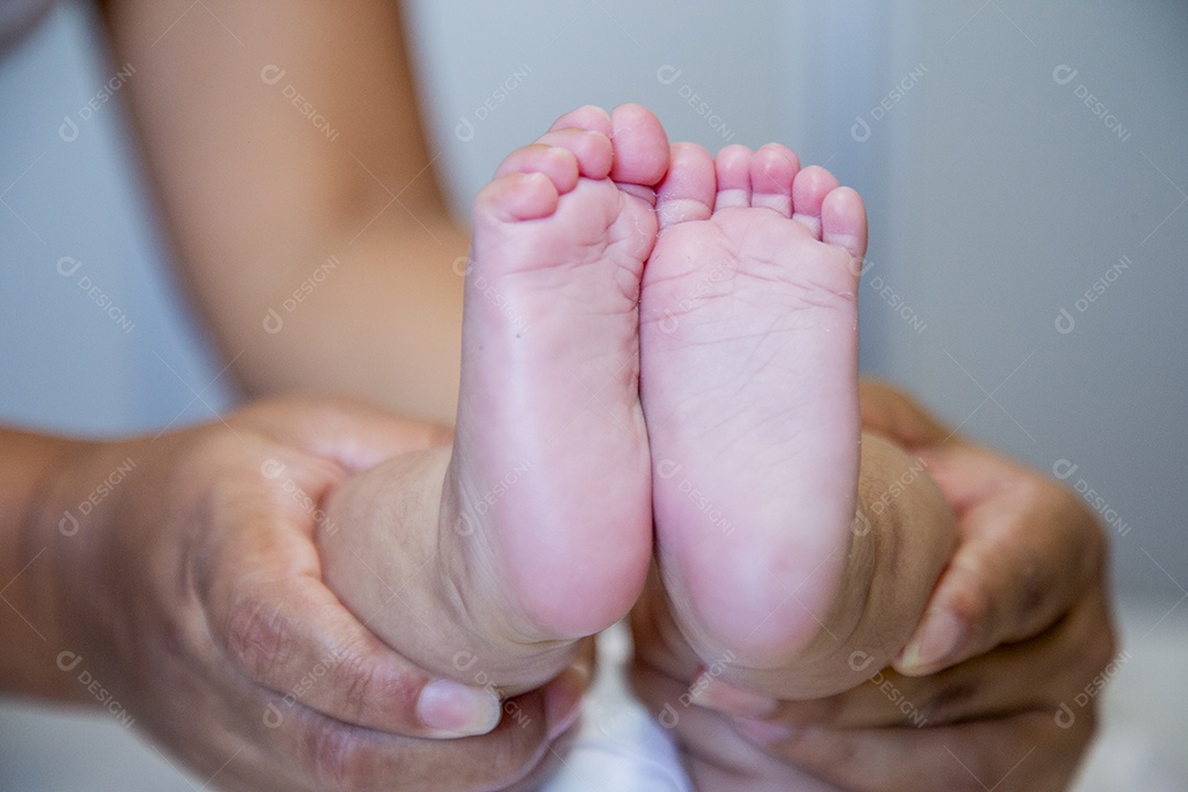Mãe jovem cuidadando de seu filho sobre quarto