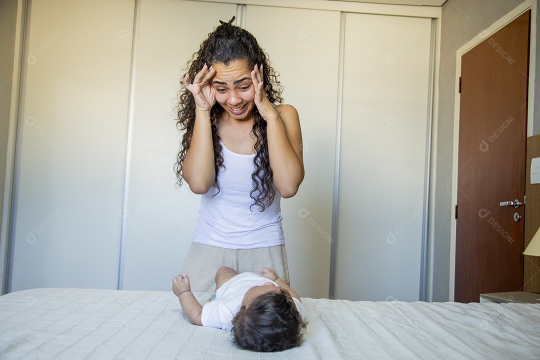 Mãe jovem sobre quarto com seu filho
