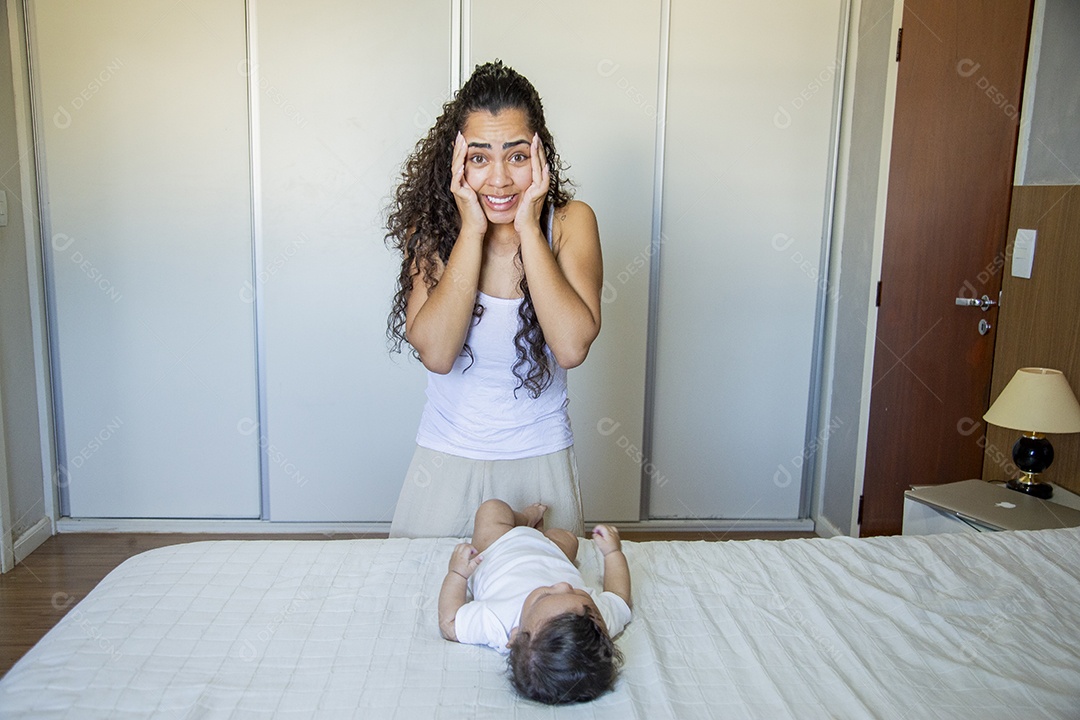 Mãe jovem cuidadando de seu filho sobre quarto