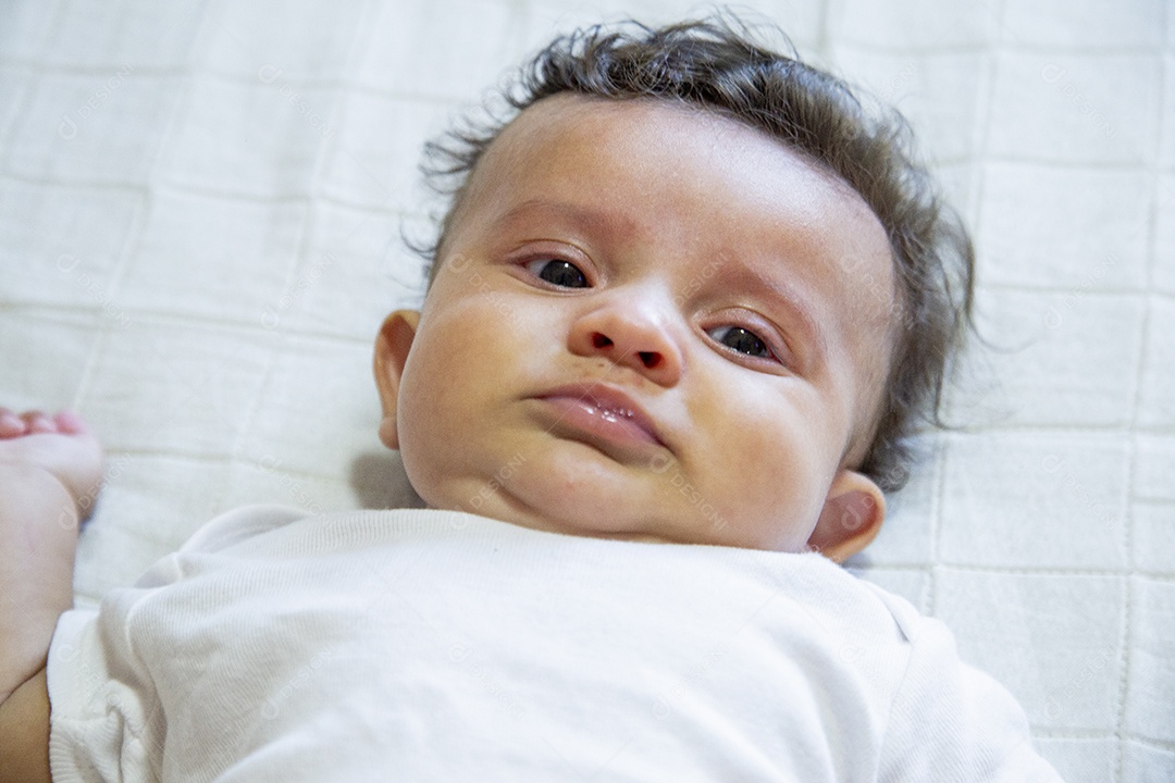 Lindo bebê fofo deitado sobre cama