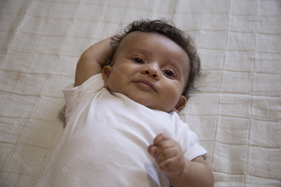 Mãe jovem cuidadando de seu filho sobre quarto