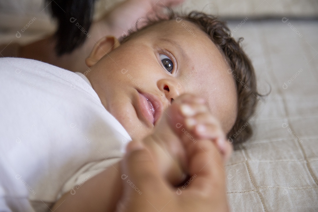 Mãe jovem cuidadando de seu filho sobre quarto