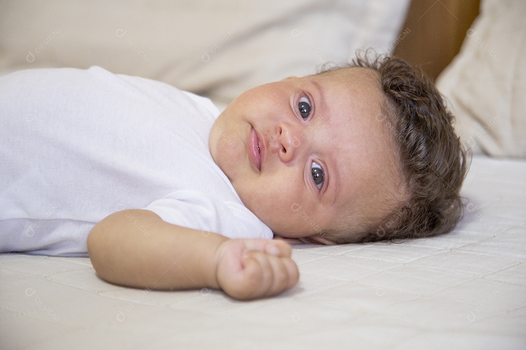 Mãe jovem cuidadando de seu filho sobre quarto