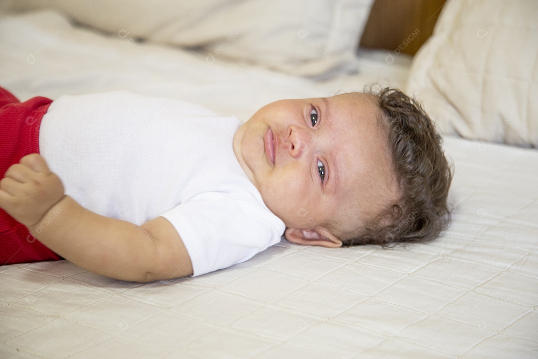 Bebê fofo sobre cama de quarto