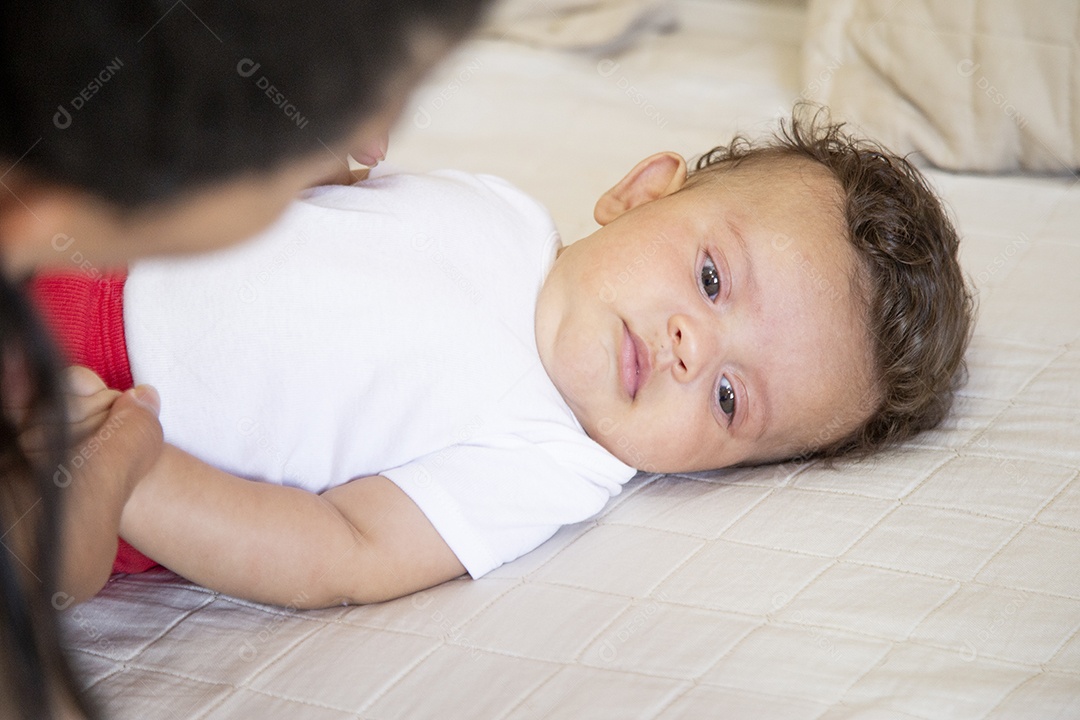 Bebê fofo sobre cama de quarto