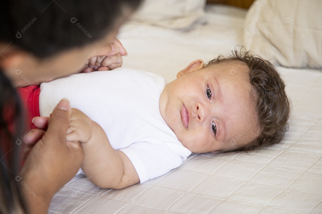 Bebê fofo sobre cama de quarto