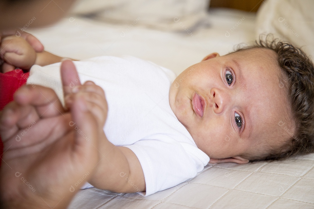 Bebê fofo sobre cama de quarto