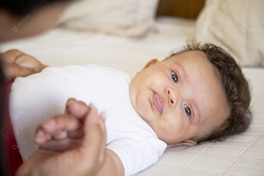 Bebê fofo sobre cama de quarto