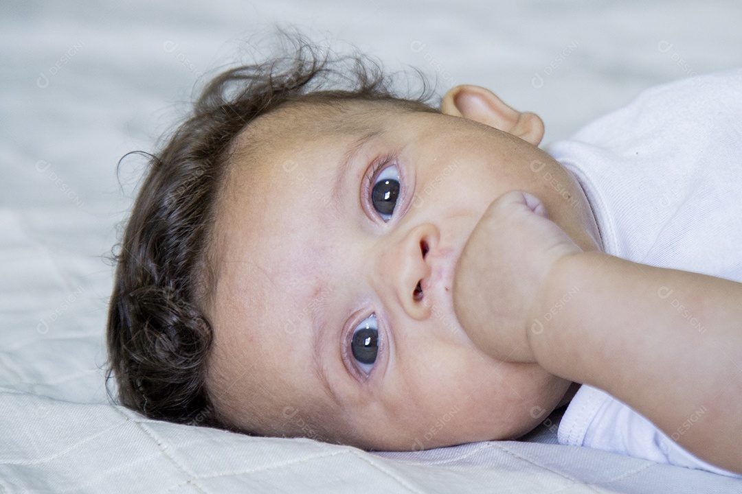 Bebê fofo sobre cama de quarto