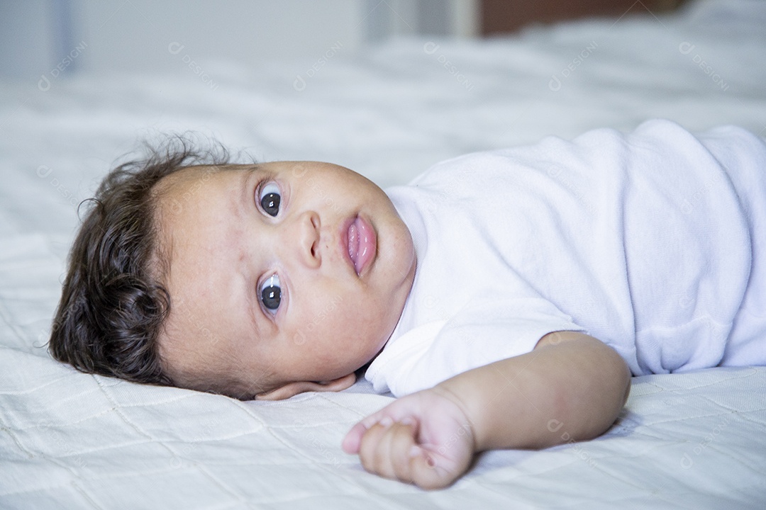 Bebê fofo sobre cama de quarto