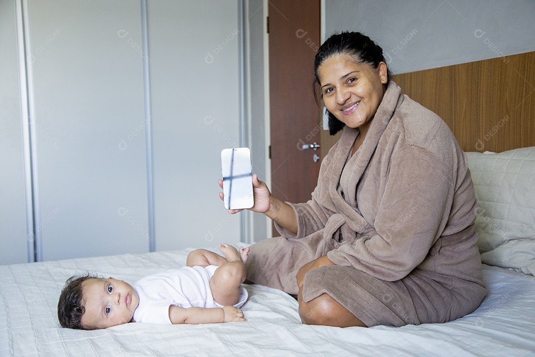 Mãe jovem cuidadando de seu filho sobre quarto